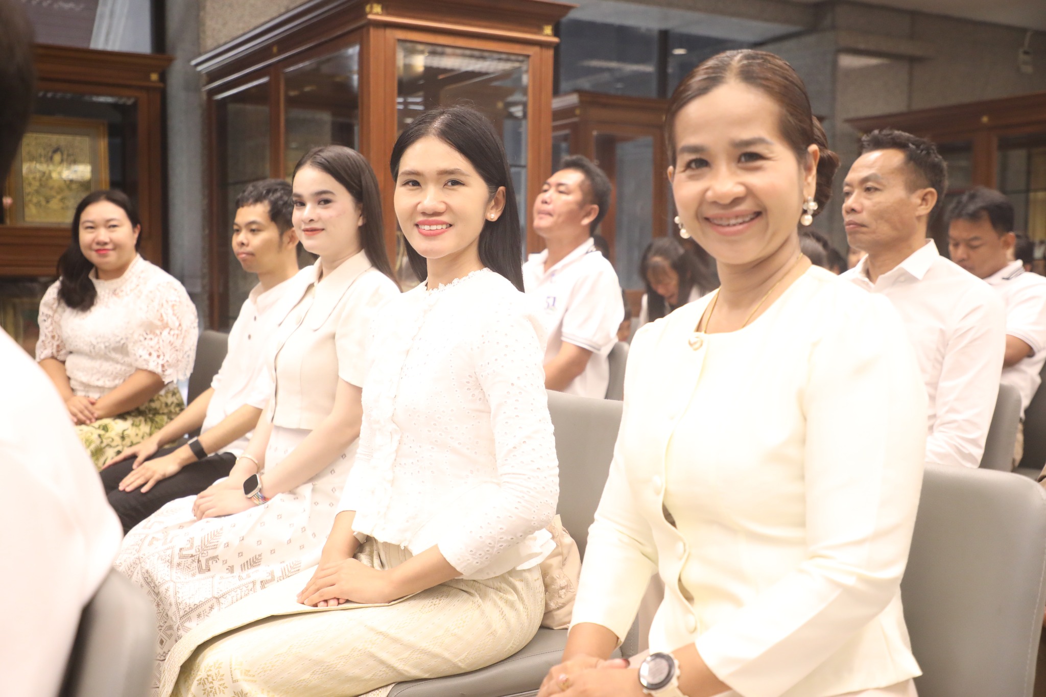 title - ปฏิรูปที่ดินจังหวัดเพชรบุรี พร้อมด้วย เจ้าหน้าที่ ส.ป.ก.เพชรบุรี ร่วมโครงการพัฒนาบุคลากรเพื่อเพิ่มประสิทธิภาพการดำเนินงานด้านศิลปหัตถกรรม กิจกรรมไหว้ครูช่าง ณ ชั้น 2 อาคารพระมิ่งขวัญ ศูนย์ส่งเสริมและพัฒนาอาชีพเสริมนอกภาคการเกษตร ตำบลช้างใหญ่ อำเภอบางไทร จังหวัดพระนครศรีอยุธยา